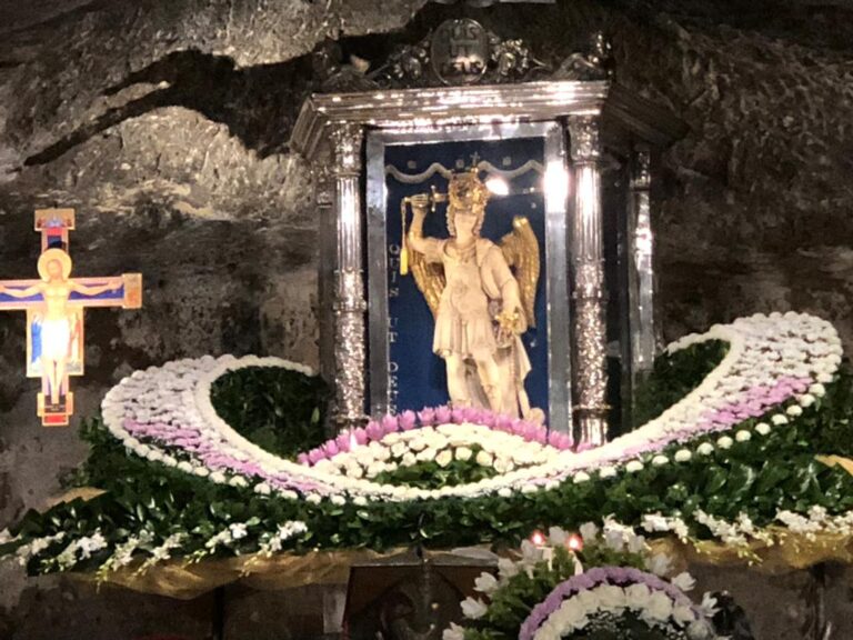 La statua e la Spada di San Michele in Peregrinatio a Lecce