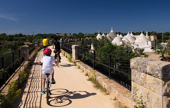 Passeggiata letteraria il 7 maggio tra Cisternino, Martina Franca, Locorotondo