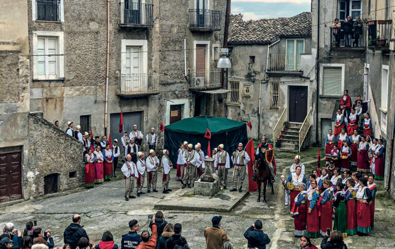 Il tempo mitico, i riti arbrëshë della primavera nel progetto “MOTI I MADH – IL TEMPO GRANDE”